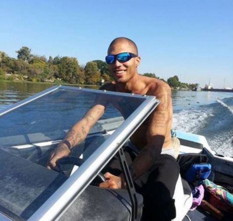 Η μητέρα του γαλανομάτη γκάνγκστερ ξεσπά: «Μόνο του έγκλημα είναι η ομορφιά του» [εικόνες]  | iefimerida.gr 1