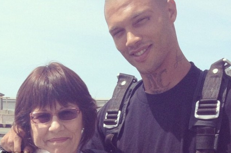 Η μητέρα του γαλανομάτη γκάνγκστερ ξεσπά: «Μόνο του έγκλημα είναι η ομορφιά του» [εικόνες]  | iefimerida.gr 0