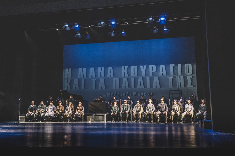 Η παράσταση «Μάνα Κουράγιο» είναι talk of the town στη Θεσσαλονίκη [εικόνες]  | iefimerida.gr 3