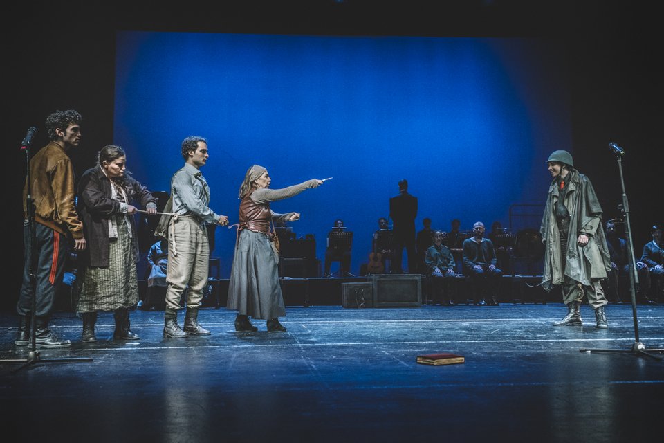 Η παράσταση «Μάνα Κουράγιο» είναι talk of the town στη Θεσσαλονίκη [εικόνες]  | iefimerida.gr 1