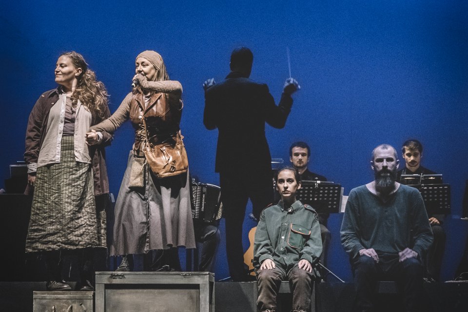 Η παράσταση «Μάνα Κουράγιο» είναι talk of the town στη Θεσσαλονίκη [εικόνες]  | iefimerida.gr 0