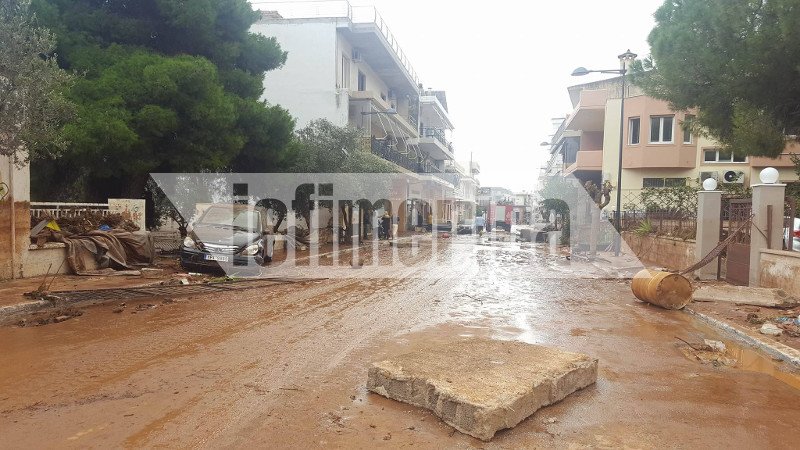 Κάτω από τη λάσπη η Μάνδρα: Εσπασε ο τοίχος του νεκροταφείου, πλημμύρισε το θέατρο, «πνίγηκαν» τα σπίτια [εικόνες] | iefimerida.gr 0