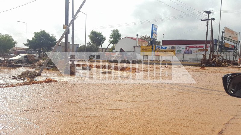 Κάτω από τη λάσπη η Μάνδρα: Εσπασε ο τοίχος του νεκροταφείου, πλημμύρισε το θέατρο, «πνίγηκαν» τα σπίτια [εικόνες] | iefimerida.gr 2