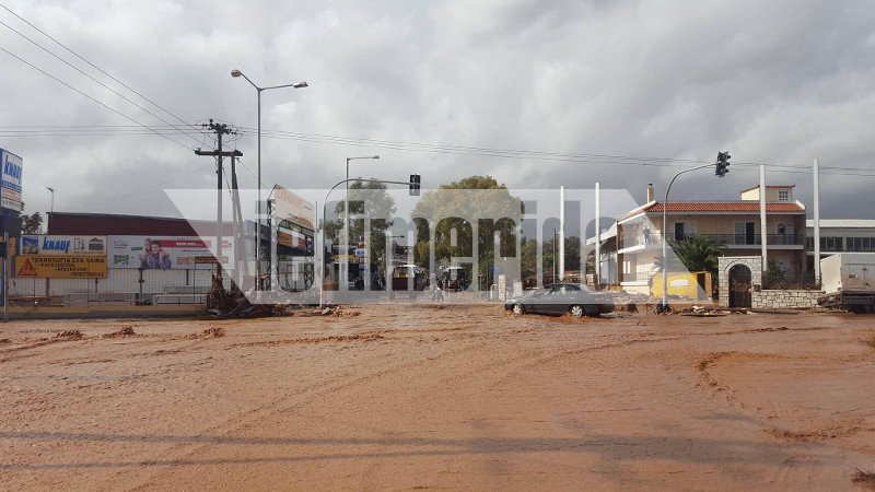 Κάτω από τη λάσπη η Μάνδρα: Εσπασε ο τοίχος του νεκροταφείου, πλημμύρισε το θέατρο, «πνίγηκαν» τα σπίτια [εικόνες] | iefimerida.gr 1