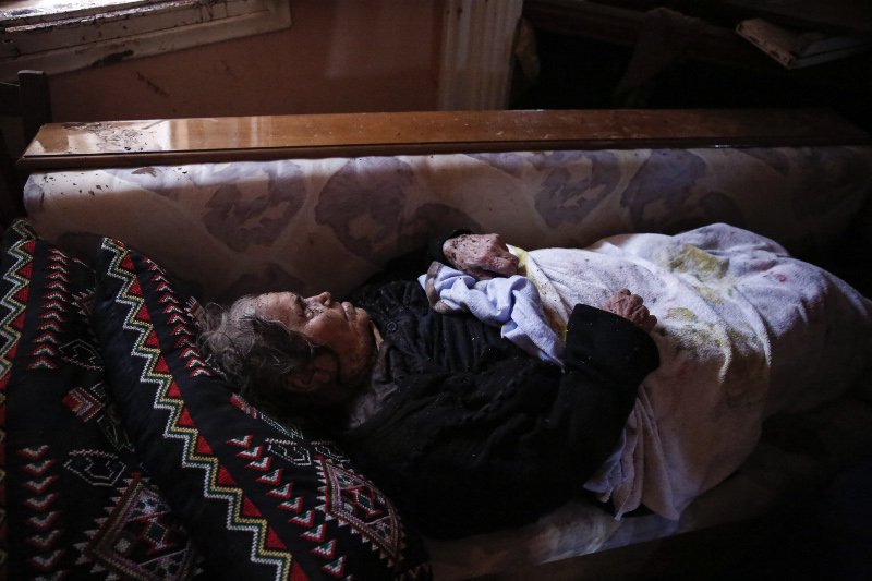 Καρέ καρέ ο δραματικός απεγκλωβισμός ηλικιωμένης από πλημμυρισμένο σπίτι [εικόνες] | iefimerida.gr 1