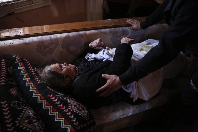 Καρέ καρέ ο δραματικός απεγκλωβισμός ηλικιωμένης από πλημμυρισμένο σπίτι [εικόνες] | iefimerida.gr 2