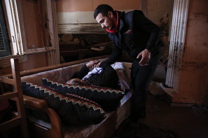 Καρέ καρέ ο δραματικός απεγκλωβισμός ηλικιωμένης από πλημμυρισμένο σπίτι [εικόνες] | iefimerida.gr 0