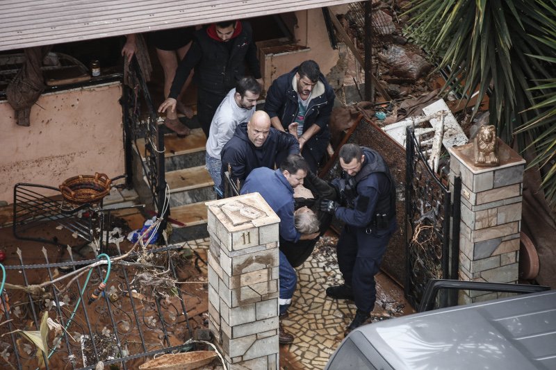 Καρέ καρέ ο δραματικός απεγκλωβισμός ηλικιωμένης από πλημμυρισμένο σπίτι [εικόνες] | iefimerida.gr 5