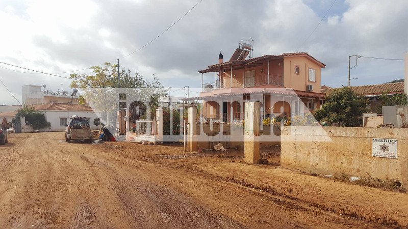 Οδοιπορικό του iefimerida στη Μάνδρα: Οι κάτοικοι ακόμα παλεύουν με τις λάσπες -«Οι μόνοι που μας βοήθησαν ήταν οι εθελοντές» [εικόνες & βίντεο] | iefimerida.gr 2