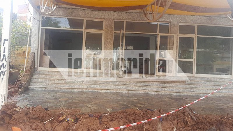 Οδοιπορικό του iefimerida στη Μάνδρα: Οι κάτοικοι ακόμα παλεύουν με τις λάσπες -«Οι μόνοι που μας βοήθησαν ήταν οι εθελοντές» [εικόνες & βίντεο] | iefimerida.gr 3