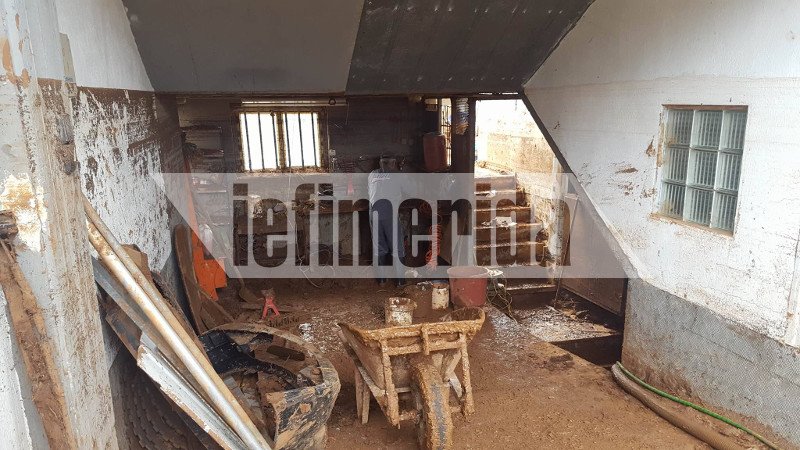 Οδοιπορικό του iefimerida στη Μάνδρα: Οι κάτοικοι ακόμα παλεύουν με τις λάσπες -«Οι μόνοι που μας βοήθησαν ήταν οι εθελοντές» [εικόνες & βίντεο] | iefimerida.gr 4