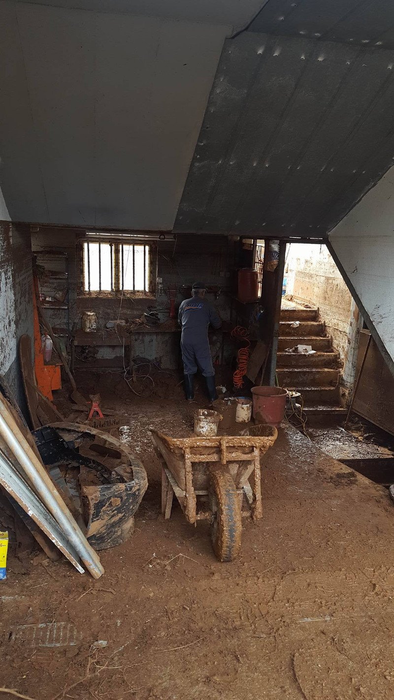 Οδοιπορικό του iefimerida στη Μάνδρα: Οι κάτοικοι ακόμα παλεύουν με τις λάσπες -«Οι μόνοι που μας βοήθησαν ήταν οι εθελοντές» [εικόνες & βίντεο] | iefimerida.gr 5