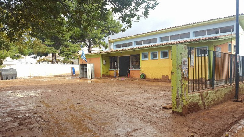 Οδοιπορικό του iefimerida στη Μάνδρα: Οι κάτοικοι ακόμα παλεύουν με τις λάσπες -«Οι μόνοι που μας βοήθησαν ήταν οι εθελοντές» [εικόνες & βίντεο] | iefimerida.gr 7