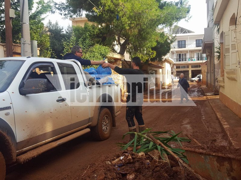 Οδοιπορικό του iefimerida στη Μάνδρα: Οι κάτοικοι ακόμα παλεύουν με τις λάσπες -«Οι μόνοι που μας βοήθησαν ήταν οι εθελοντές» [εικόνες & βίντεο] | iefimerida.gr 6