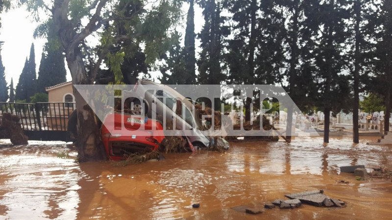 Κάτω από τη λάσπη η Μάνδρα: Εσπασε ο τοίχος του νεκροταφείου, πλημμύρισε το θέατρο, «πνίγηκαν» τα σπίτια [εικόνες] | iefimerida.gr 3