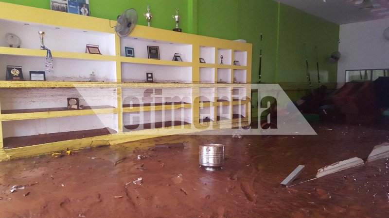 Κάτω από τη λάσπη η Μάνδρα: Εσπασε ο τοίχος του νεκροταφείου, πλημμύρισε το θέατρο, «πνίγηκαν» τα σπίτια [εικόνες] | iefimerida.gr 8