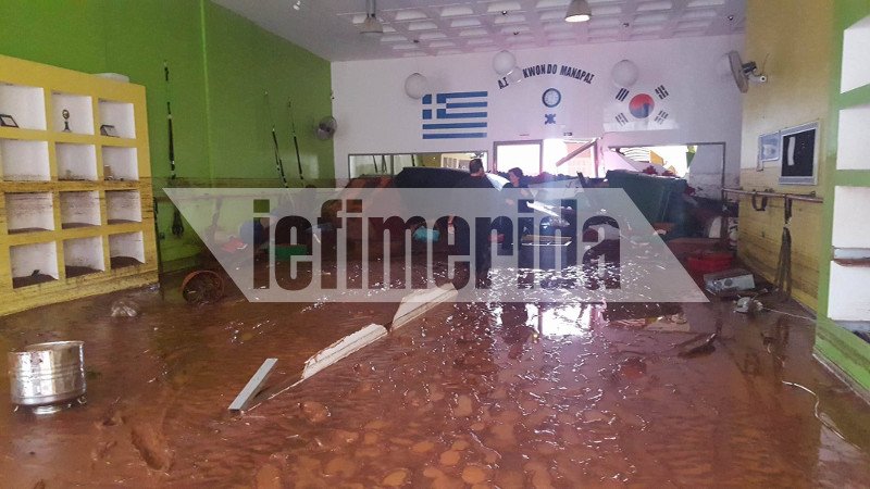 Κάτω από τη λάσπη η Μάνδρα: Εσπασε ο τοίχος του νεκροταφείου, πλημμύρισε το θέατρο, «πνίγηκαν» τα σπίτια [εικόνες] | iefimerida.gr 9