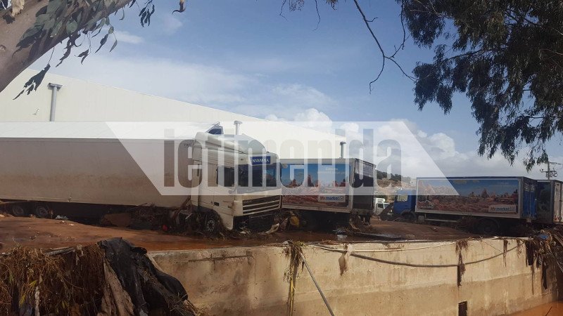 Κάτω από τη λάσπη η Μάνδρα: Εσπασε ο τοίχος του νεκροταφείου, πλημμύρισε το θέατρο, «πνίγηκαν» τα σπίτια [εικόνες] | iefimerida.gr 5