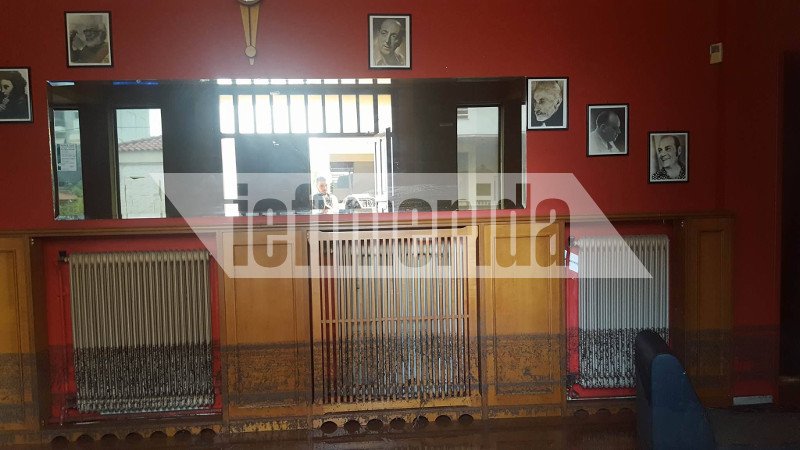 Κάτω από τη λάσπη η Μάνδρα: Εσπασε ο τοίχος του νεκροταφείου, πλημμύρισε το θέατρο, «πνίγηκαν» τα σπίτια [εικόνες] | iefimerida.gr 6