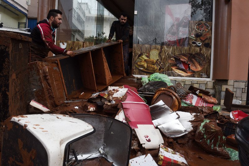 Πόλη «φάντασμα» η Μάνδρα -Ζωές και περιουσίες χάθηκαν στη λάσπη [εικόνες] | iefimerida.gr 2