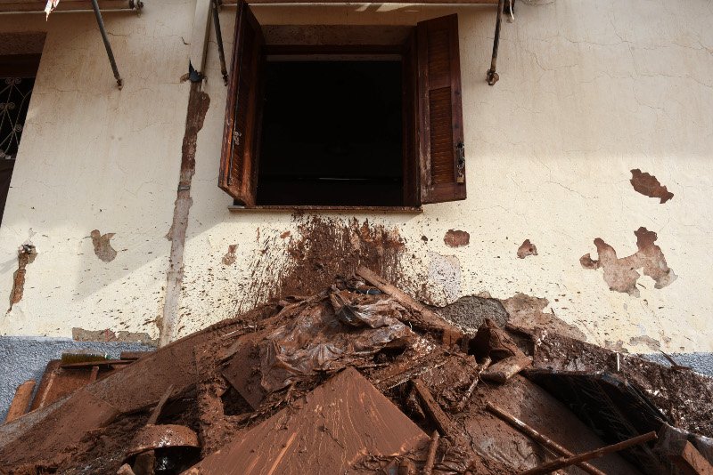 Πόλη «φάντασμα» η Μάνδρα -Ζωές και περιουσίες χάθηκαν στη λάσπη [εικόνες] | iefimerida.gr 4