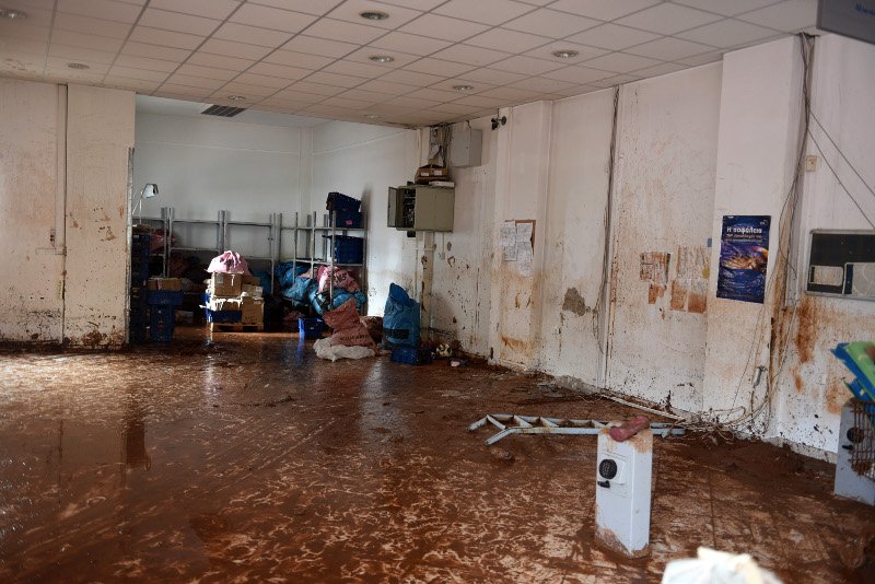 Πόλη «φάντασμα» η Μάνδρα -Ζωές και περιουσίες χάθηκαν στη λάσπη [εικόνες] | iefimerida.gr 6