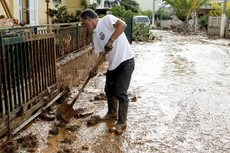 Πόλη «φάντασμα» η Μάνδρα -Ζωές και περιουσίες χάθηκαν στη λάσπη [εικόνες] | iefimerida.gr 7