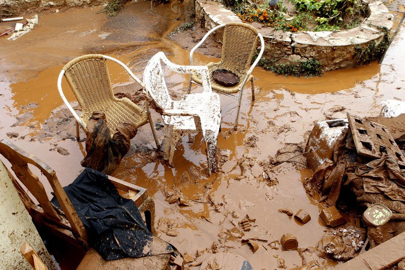 Πόλη «φάντασμα» η Μάνδρα -Ζωές και περιουσίες χάθηκαν στη λάσπη [εικόνες] | iefimerida.gr 8