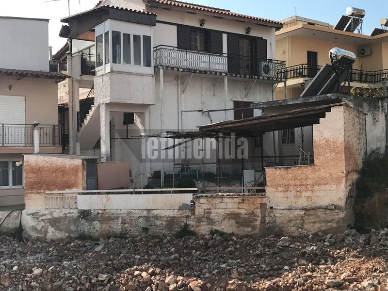 Οπως και ακατοίκητα.