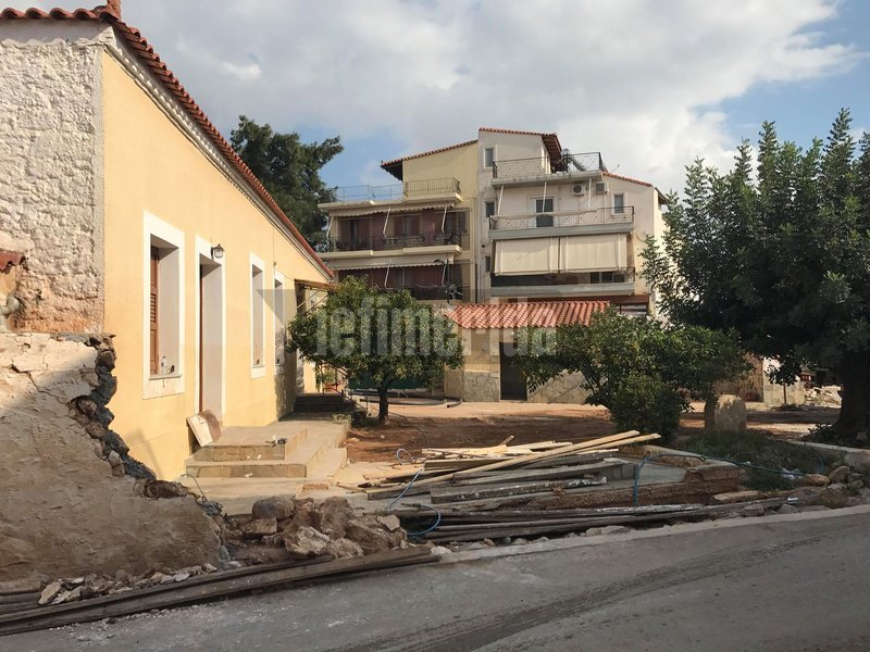 Κτίσματα γκρεμισμένα...