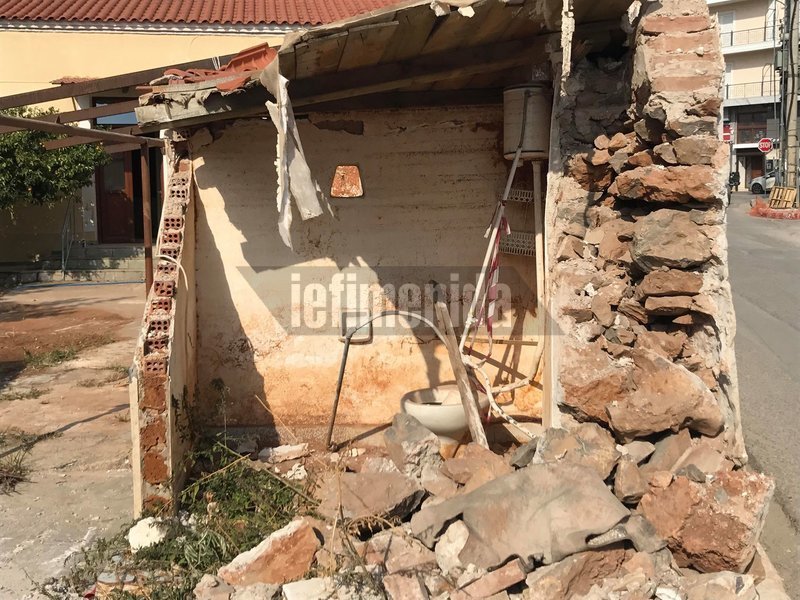 Τουαλέτες γκρεμισμένες...