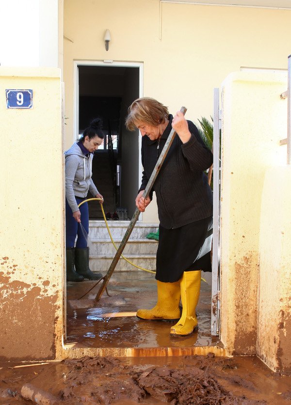 Η Μάνδρα προσπαθεί να κλείσει τις πληγές της -Ξεκίνησαν οι εργασίες αποκατάστασης [εικόνες] | iefimerida.gr 7