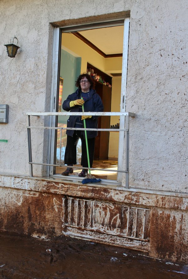 Η Μάνδρα προσπαθεί να κλείσει τις πληγές της -Ξεκίνησαν οι εργασίες αποκατάστασης [εικόνες] | iefimerida.gr 2