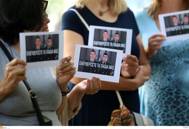 H κίνηση «Ελληνίδες Μάνες» μπροστά στο τουρκικό προξενείο για τους 2 Ελληνες στρατιωτικούς [εικόνες] | iefimerida.gr 0