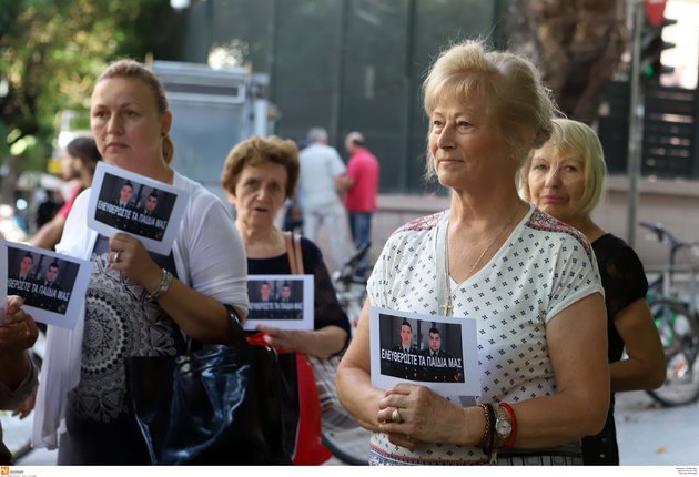 H κίνηση «Ελληνίδες Μάνες» μπροστά στο τουρκικό προξενείο για τους 2 Ελληνες στρατιωτικούς [εικόνες] | iefimerida.gr 1