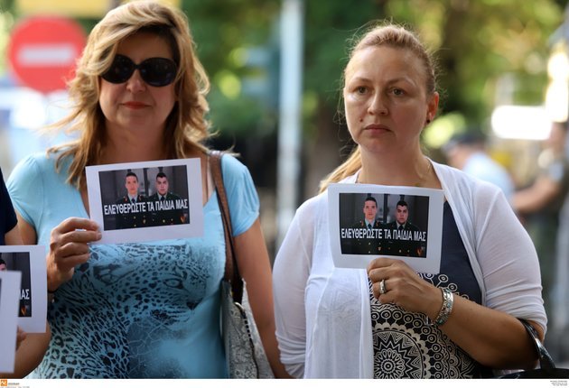 H κίνηση «Ελληνίδες Μάνες» μπροστά στο τουρκικό προξενείο για τους 2 Ελληνες στρατιωτικούς [εικόνες] | iefimerida.gr 2