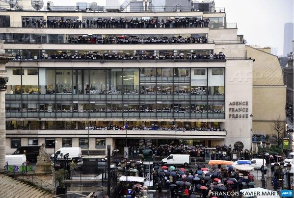 Εθνικό πένθος στη Γαλλία για το Charlie Hebdο: Ενός λεπτού σιγή, μεσίστιες σημαίες [εικόνες & βίντεο] | iefimerida.gr 5