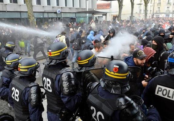 Χάος στη Γαλλία -Συγκρούσεις της αστυνομίας με διαδηλωτές [εικόνες] | iefimerida.gr 1