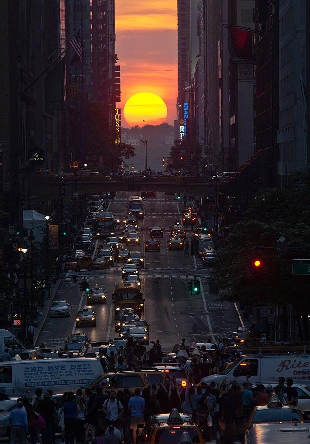 Οταν ο ήλιος δύει ανάμεσα στους ουρανοξύστες - Απόκοσμες στιγμές στη Νέα Υόρκη [εικόνες] | iefimerida.gr 0