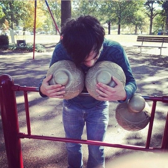 Mamming: Γιατί οι γυναίκες «παρκάρουν» το στήθος τους πάνω σε  τραπέζια, πάγκους, κατοικίδια και φωτογραφίζονται [εικόνες]  | iefimerida.gr 5