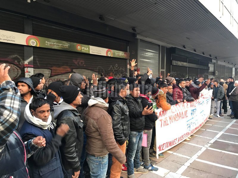 Εργάτες γης της Μανωλάδας διαμαρτυρήθηκαν έξω από το υπουργείο Εργασίας [εικόνες & βίντεο] | iefimerida.gr 0