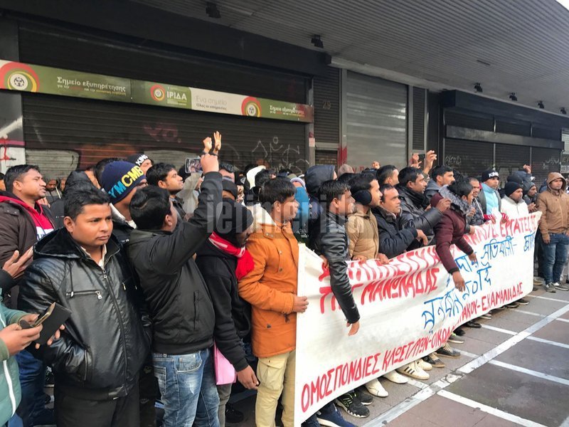Εργάτες γης της Μανωλάδας διαμαρτυρήθηκαν έξω από το υπουργείο Εργασίας [εικόνες & βίντεο] | iefimerida.gr 2
