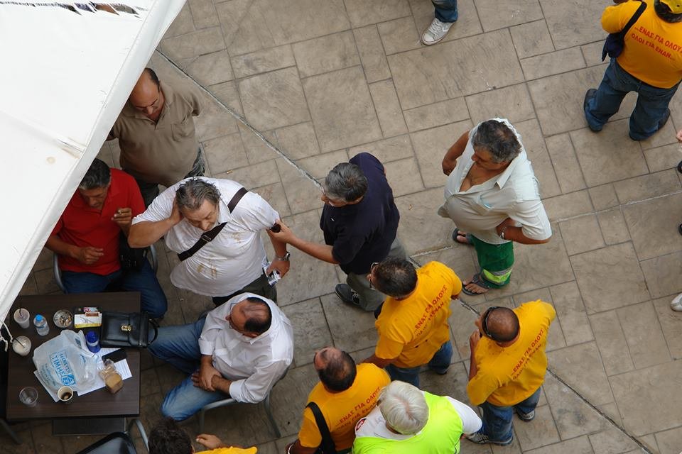 Εστειλαν στο νοσοκομείο δημοσιογράφο που έκανε ρεπορτάζ για την κατάληψη της περιφέρειας Χαλκίδας[εικόνες]  | iefimerida.gr 1