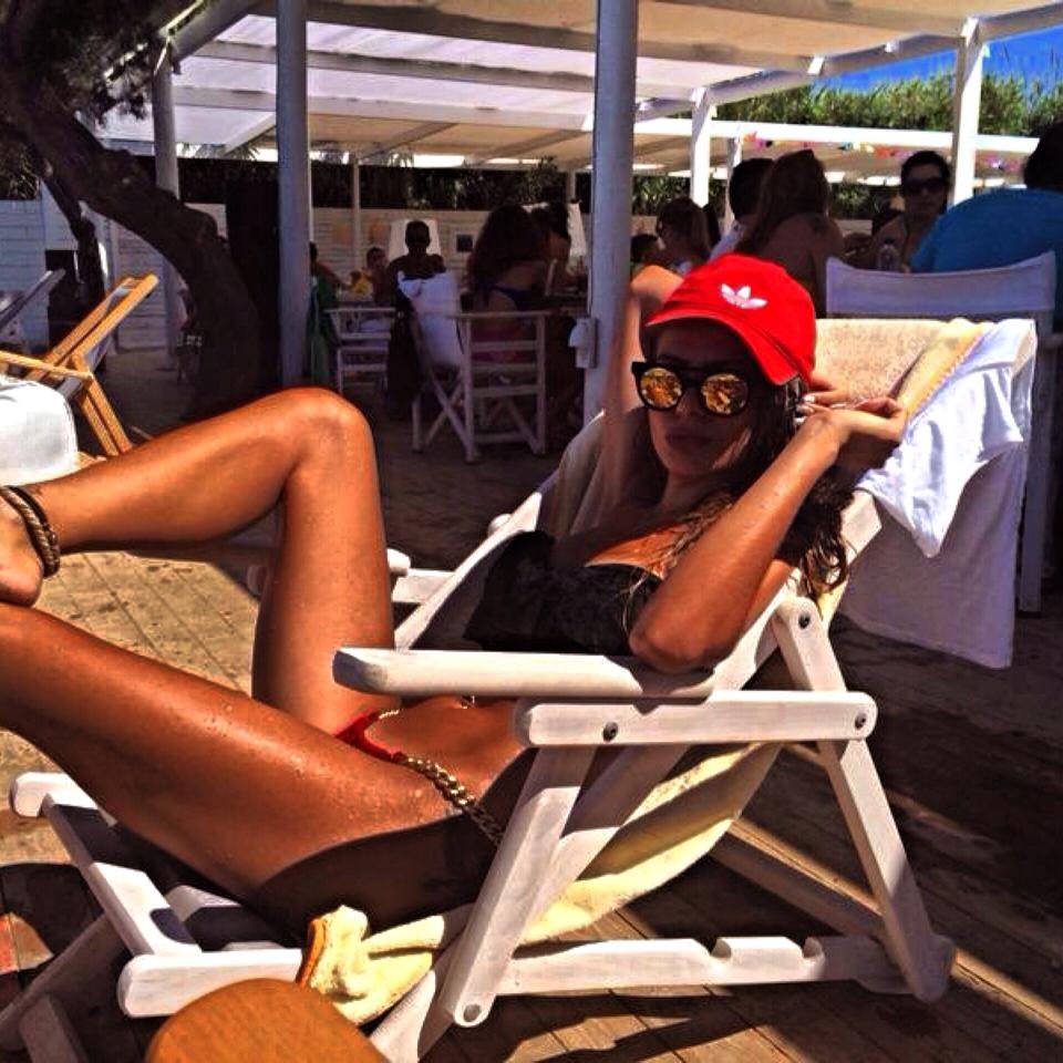 Το κορμί της παραλίας - Αδελφή Ελληνα ποδοσφαιριστή ποστάρει ακατάπαυστα... τις βουτιές της [εικόνες] | iefimerida.gr 11