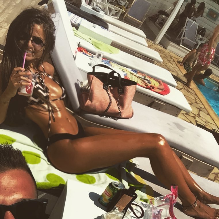 Το κορμί της παραλίας - Αδελφή Ελληνα ποδοσφαιριστή ποστάρει ακατάπαυστα... τις βουτιές της [εικόνες] | iefimerida.gr 7