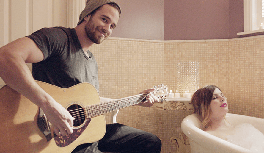 Εταιρεία νοικιάζει άνδρες σκλάβους: Κάνουν κάμψεις γυμνοί, καθαρίζουν την πισίνα και άλλα kinky «προσόντα» [εικόνες&βίντεο] | iefimerida.gr 0