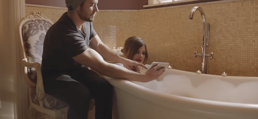 Εταιρεία νοικιάζει άνδρες σκλάβους: Κάνουν κάμψεις γυμνοί, καθαρίζουν την πισίνα και άλλα kinky «προσόντα» [εικόνες&βίντεο] | iefimerida.gr 3