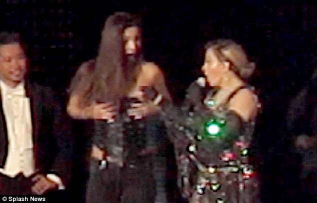 Η Μαντόνα το τερμάτισε -Ξεγύμνωσε γυναίκα πάνω στη σκηνή [εικόνες & βίντεο] | iefimerida.gr 1