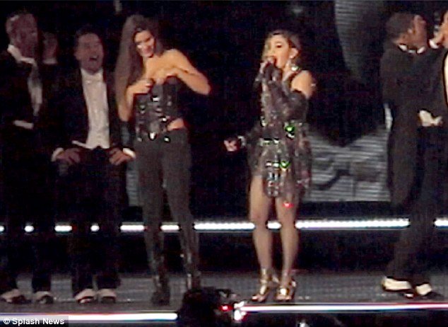 Η Μαντόνα το τερμάτισε -Ξεγύμνωσε γυναίκα πάνω στη σκηνή [εικόνες & βίντεο] | iefimerida.gr 4