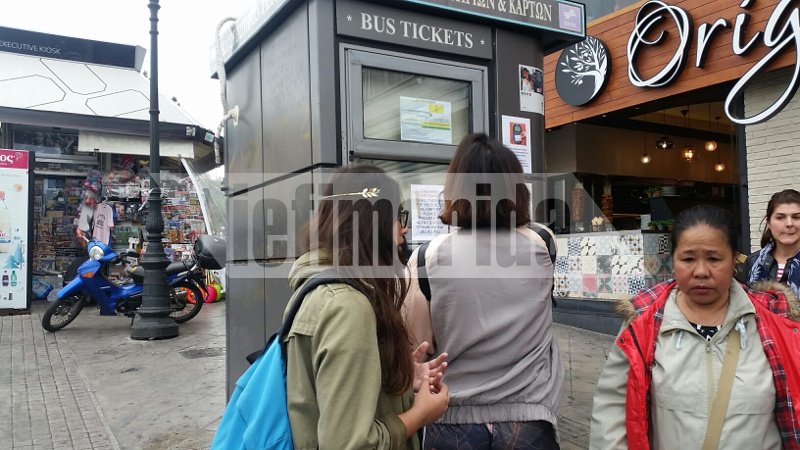 Τουρίστες... χαμένοι στο κέντρο της Αθήνας -Με τις βαλίτσες στα χέρια μέσα στη διαδήλωση [εικόνες] | iefimerida.gr 0